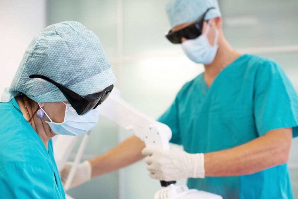 Bild zweier Ärzt*innen bei einem operativen Eingriff